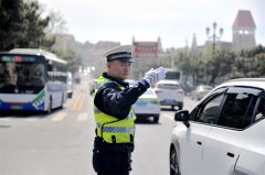 假期首日，岛城道路交通整体平稳有序，出动警力2100余人次 设置岗位490余处
