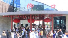 等风来 不如追风去，崂山风景区假期首日迎客流高峰！