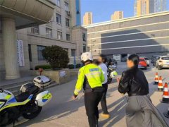 争分夺秒！黄岛交警为断指幼童暖心护航