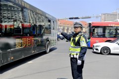 青岛交警圆满完五一假期交通安保工作 出动警力10800余人次，全市整体交通形势平稳有序