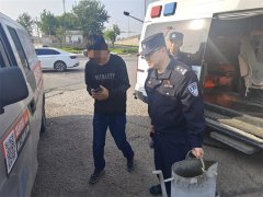 车辆燃油耗尽“趴窝”海岸警察支队怡海派出所 民警暖心救助解困