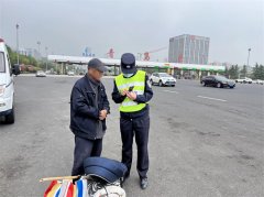 70岁老人赶大集迷路误上高速，海岸警察支队沙子口派出所执勤民警帮助其回家