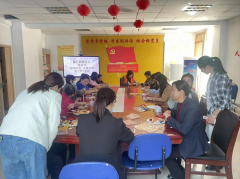 胶州市九龙街道开展“以爱为韵 团扇献母亲”传统文化手工制作活动