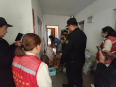 青岛西海岸新区隐珠街道：清理楼道杂物 维护美丽家园