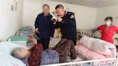 惜福镇派出所户籍民警为高龄老人办证，很贴心！