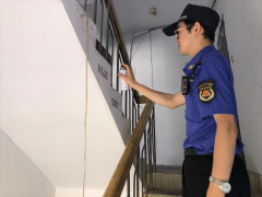 青岛西海岸新区隐珠街道：清理小广告 美化大环境
