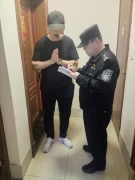 男子醉眠出租车上，民警及时叫醒送回