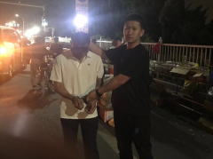“犯烟瘾”拉车门，被抓
