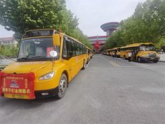 青岛莱西交通发展公司46部车服务1800名高考生
