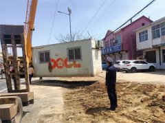 胶州市里岔镇拆除违建集装箱 还路于民消隐患