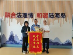 【岛城警事】快速路上女司机突发疾病，幸遇过路民警