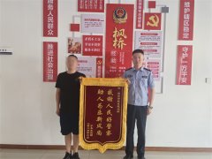 男子骑车遇事故 胶州民警及时救助暖人心