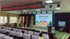 青岛市公安局海岸警察支队唐岛湾派出所组织民警深入学校开展“守护青苗、平安同行”法治宣传教育系列活动