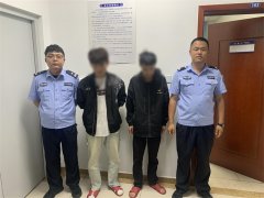 【岛城警事】 两男子凌晨张贴“涉黄”小广告被当场抓获！