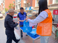 胶州市九龙街道红石榴便民服务队伍开展“法律进社区”法治宣传活动