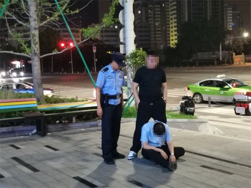 青岛市公安局海岸警察支队唐岛湾派出所民警一夜救助两名醉酒群众获称赞
