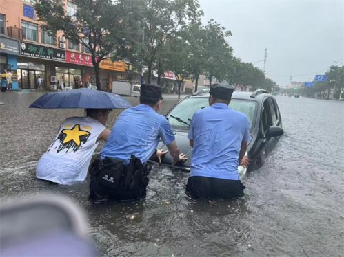 强降雨来袭 胶州公安坚定守护，为群众撑起“安全伞”