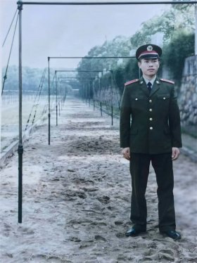 军营16年，警营16年，老吕的“双色”情怀