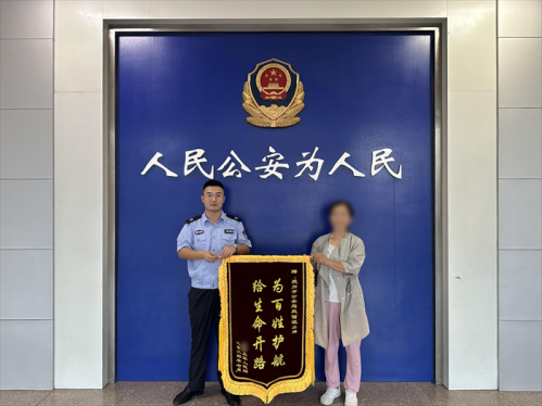 9分钟！男孩受伤 胶州公安民辅警秒开“极速模式”护送就医