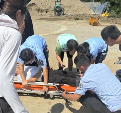 青岛市公安局海岸警察支队积米崖派出所救助一名疑似突发脑梗老人