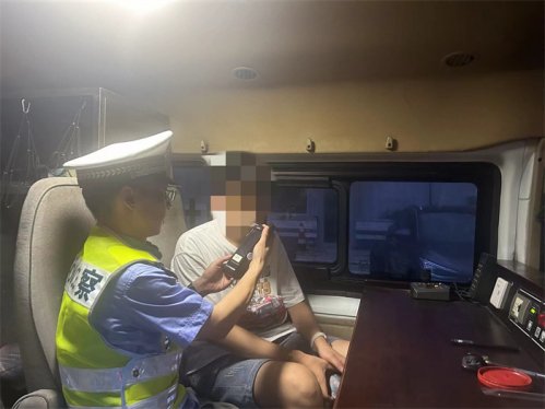 男子酒驾发生事故让女友“顶包”，交警调取监控当场识破