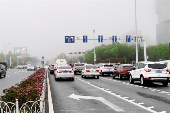 可变车道巧解大问题，黄岛交警为交通“活血通脉”