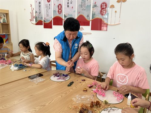 胶州市铺集镇开展永生花团扇DIY暨文化进万家活动