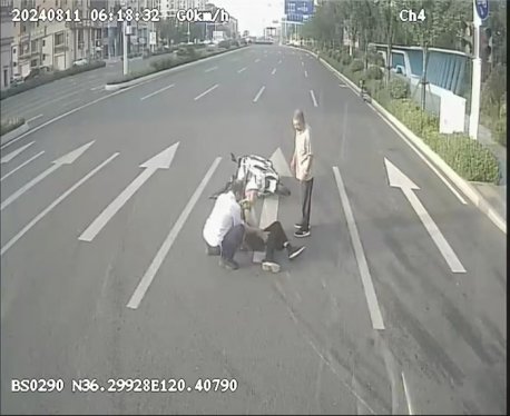 路遇老人骑车摔倒 ，城阳巴士374路驾驶员上演最美“公主抱”获表扬！
