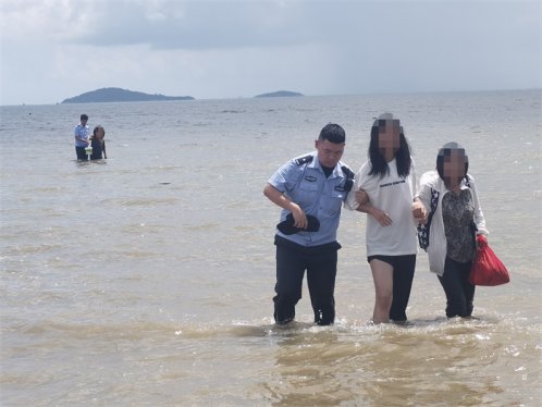 海浪中的温情守护—民警及时救助海上礁石被困群众