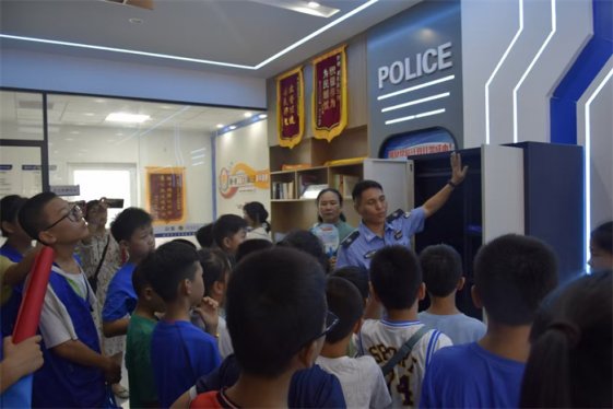 胶州市司法局胶东司法所：邀请蒲公英公益陪伴营组织学生走进安防体验馆 开展沉浸式安防体验