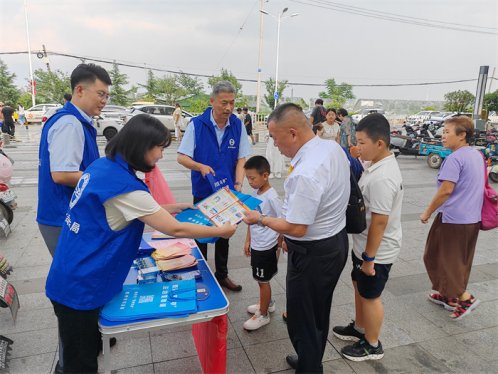 胶州市司法局胶东司法所： 组织开展“全国律师咨询日”普法宣传活动