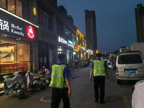 青岛西海岸新区隐珠街道：强化夜间执法 提升市容环境