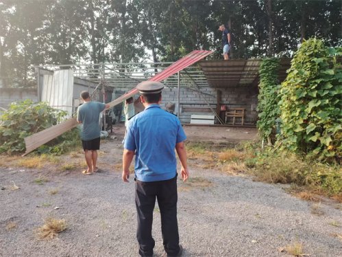 胶州市里岔镇依法拆除“私搭乱建”钢结构棚厦，扎实推进“两违”整治工作