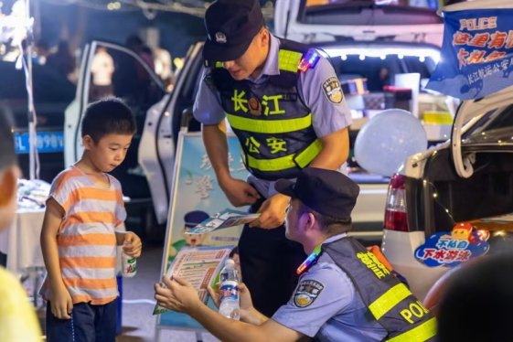 夏夜治安巡查宣防行动|“后备箱集市”，长航南京分局送上“防溺水”大礼包！