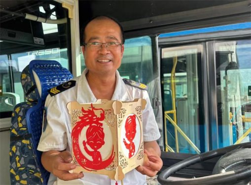 变“废”为宝！城阳巴士巧手打造中秋车厢营造节日氛围
