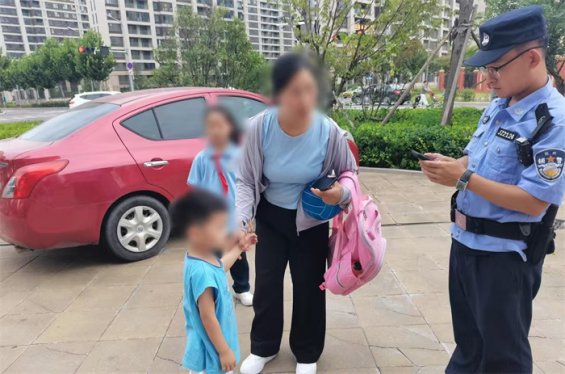 四岁男童玩耍时走失 胶州民警半小时迅速找回