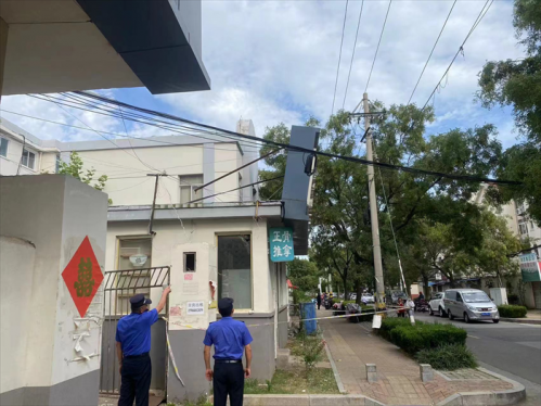 青岛西海岸新区隐珠街道：全面排查沿街广告牌匾 筑牢“头顶安全网”
