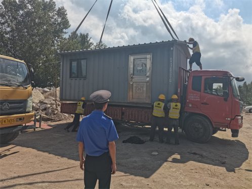 青岛市崂山区：清除违建集装箱 提升市容环境秩序