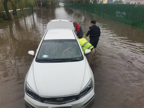 降雨来袭，胶州公安民警蹚积水救助被困群众