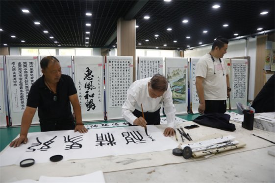 胶州市里岔镇党外知识分子联谊会开展“丹青迎重阳 翰墨颂家风”书画作品展活动