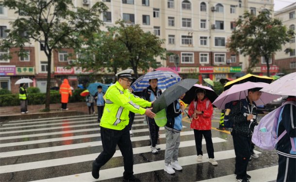 风雨坚守，黄岛交警护航畅通路！