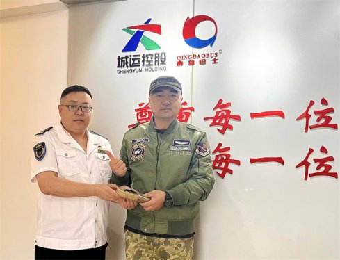 诚信公交人，助力乘客找回遗失钱包
