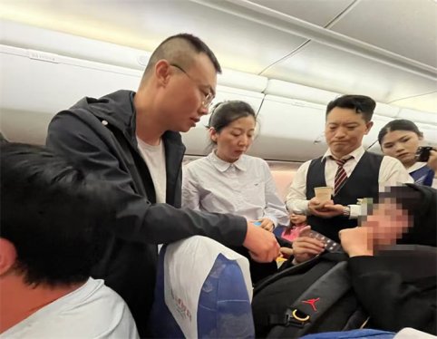 返青航班上戒毒警察万米高空紧急救人受表扬