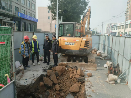 青岛西海岸新区隐珠街道：整治道路违规施工 确保市民安全出行