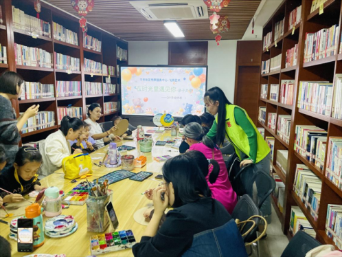 胶州市中云街道：开展文化进万家“社区夜校——在时光里遇见你”亲子DIY 手绘钟表主题活动