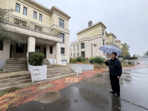 内蒙古一小区26套别墅空置5年无法出售，一民企跨省投资被陷“困局”