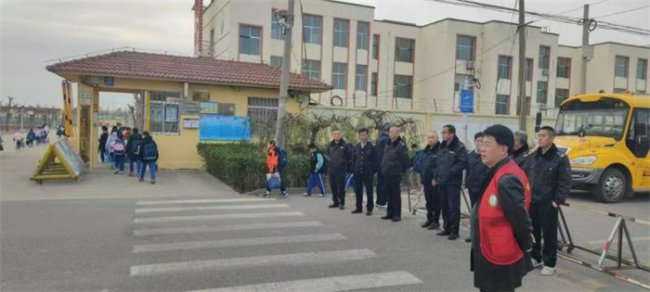 青岛莱西：校车联合家长与学校打造“护学岗” 爱心守护上学路