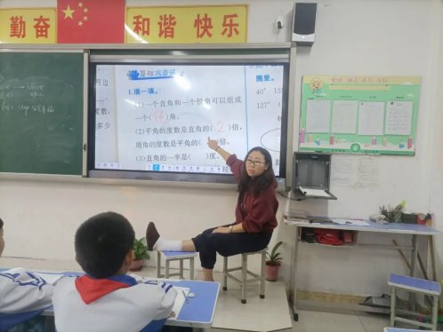 伤筋折骨仍传道 育李培桃不误工——记泊头市光明小学带伤坚守的王欣老师