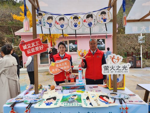 城阳巴士“萤火之光”文创产品“出摊儿” 大波市民前来“打卡”