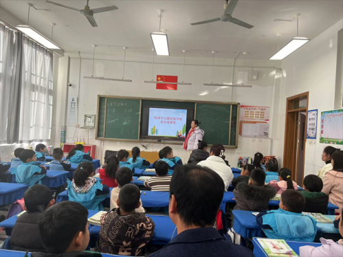 共筑成长路家校同心行 胶州市云溪实验学校举行家长进课堂活动